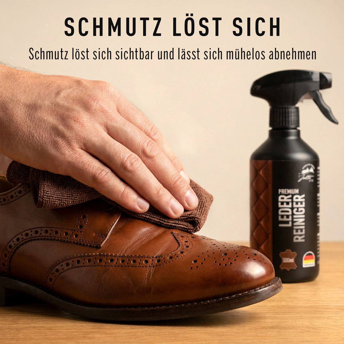 Brauner Lederschuh wird mit Jotti Lederreiniger und Mikrofasertuch gereinigt